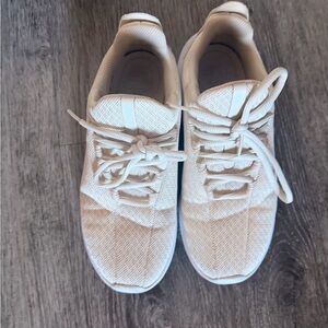 Nike Women's Athletic Shoes 7 white/cream EUC only ever used indoors a few time